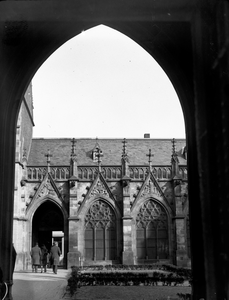 400494 Gezicht in de pandhof van de Domkerk (Domplein) te Utrecht, vanaf de kruisgang.